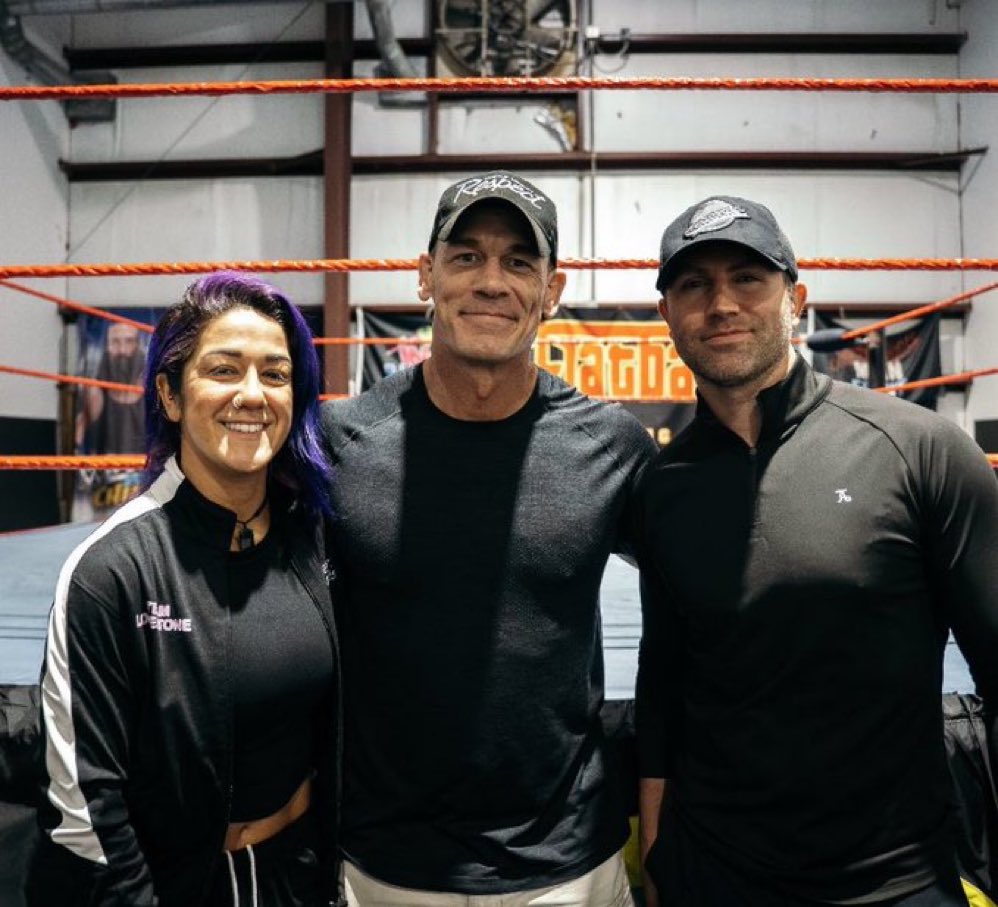 BernardCls's tweet photo. 🫡 Bayley a révélé sur X la visite de John Cena lors du dernier jour de son séminaire Lodestone 

🗣️ « Il a regardé 10 matchs féminins et a passé 8 heures avec nous. HUIT HEURES. Aucune conversation ou conseil n'aurait pu avoir l'impact qu'il a eu aujourd'hui, simplement en se présentant. Pas seulement pour moi, mais pour chaque personne présente dans cette salle. C'était inestimable. Je m'efforcerai toujours d'être comme John aujourd'hui : le meilleur de tous les temps. »

🐐