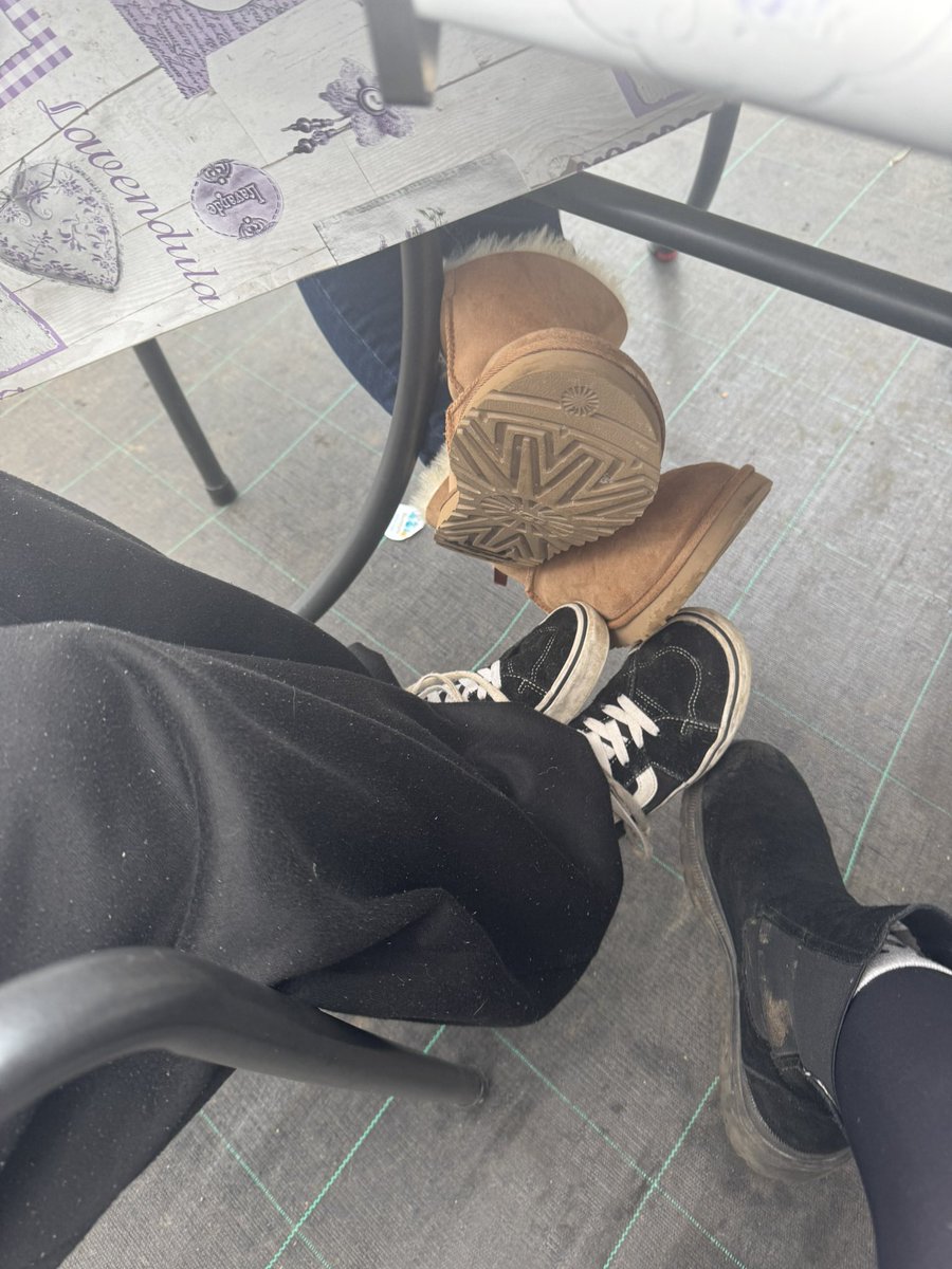 rubyslegs's tweet image. Uggs, vans and rocket dogs! What a combination 😍
@Missqueenhazel