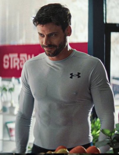 LouieFanaticBoy's tweet image. from platinum blonde dyed twink posing with his doggie just 4 years ago to masic top dilf..