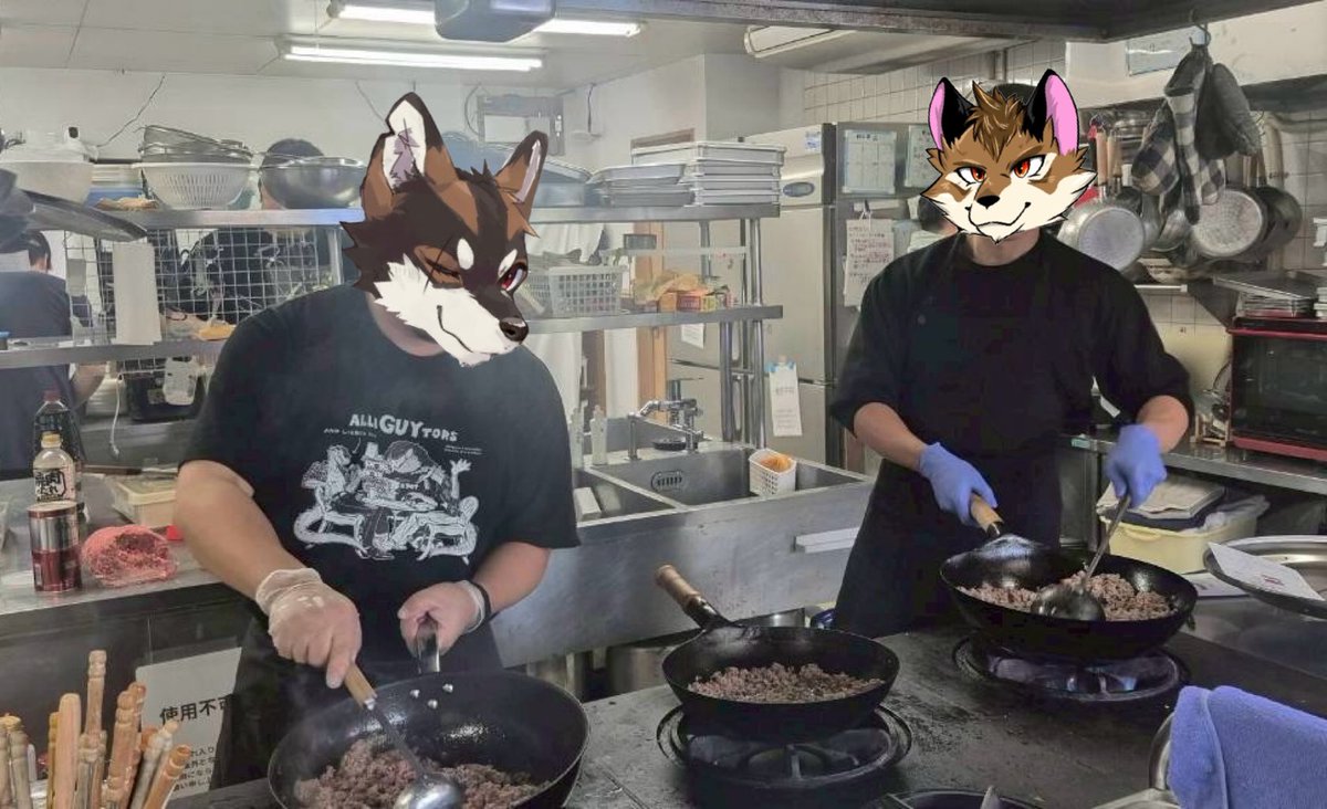 中華の巨匠の元で働く新人のバイト感。
巨匠の手捌き本当にすごかった🍳
 #ふぁーにばる3