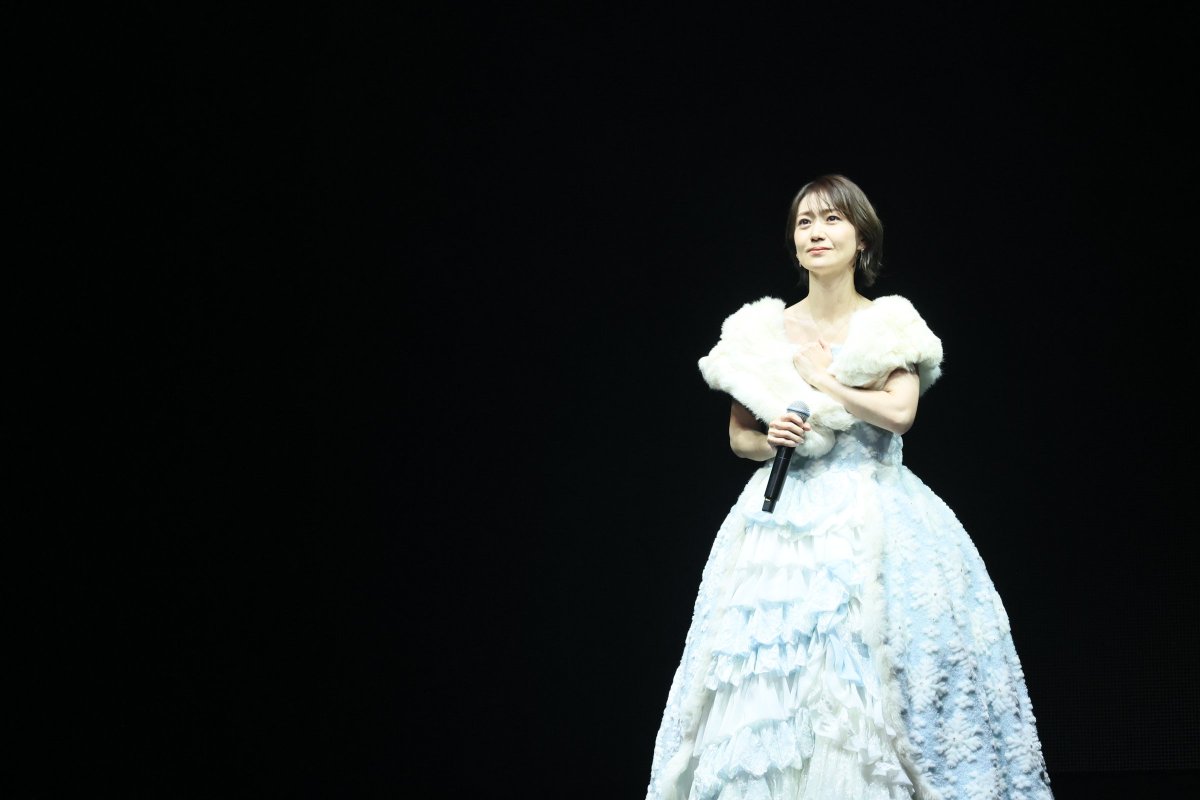 撮り下ろしライブ写真追加／／ 大島優子さんが純白のロングドレス姿で