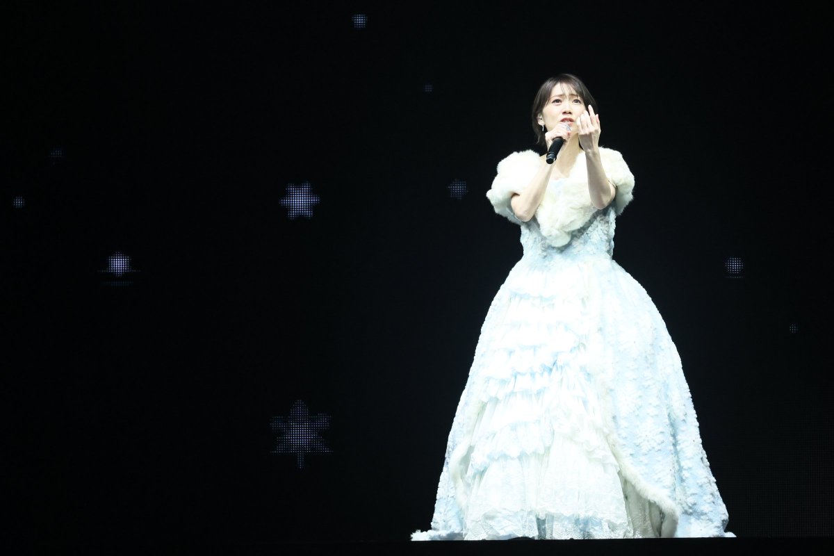 撮り下ろしライブ写真追加／／ 大島優子さんが純白のロングドレス姿で