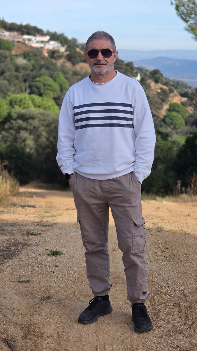 LinZeSp's tweet image. El tiempo toca mi piel
y por fuera parece ganar.

Pero dentro sigo siendo yo,
ese niño que no cedió.

Hay batallas que el reloj
no sabe cómo vencer,
porque solo se libran
en silencio, por dentro.