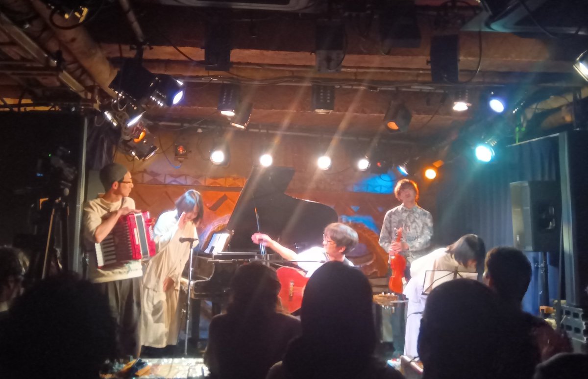 石垣翔大さん『月の裏に花が降る』レコ発at曼荼羅に行ってきました…翔大さんソロも団地ノ宮も翔大さんBand setも最後の大団円も全部素晴らしかった！3時間あっという間でした…5月にひかりのうまでやった企画の二組で個人的にも胸熱でした。翔大さん1年間すごい頑張ったんだなぁ、拍手👏