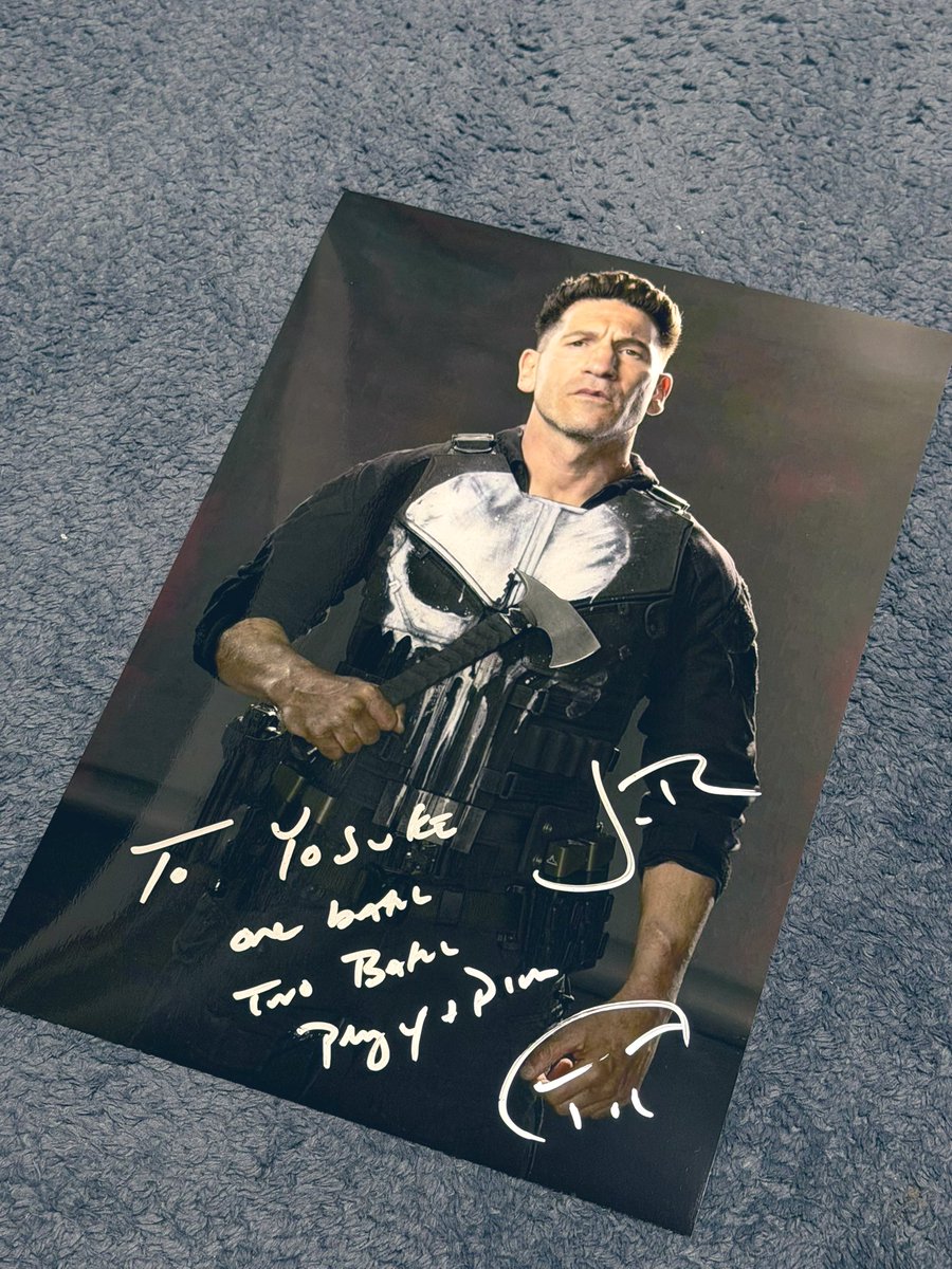 EightataN's tweet image. ジョンバことジョンバーンサルに捧げたコミコン終了。

顔、声、演技全てにおいて大好きなジョンバ。そして普段見せる笑顔がまたいい！
そしてサインに大好きなセリフの「One batch, two batch」書いてくれて家宝確定！
一生推します！！！！

#東京コミコン2025 
#ジョンバーンサル 
#JonBernthal