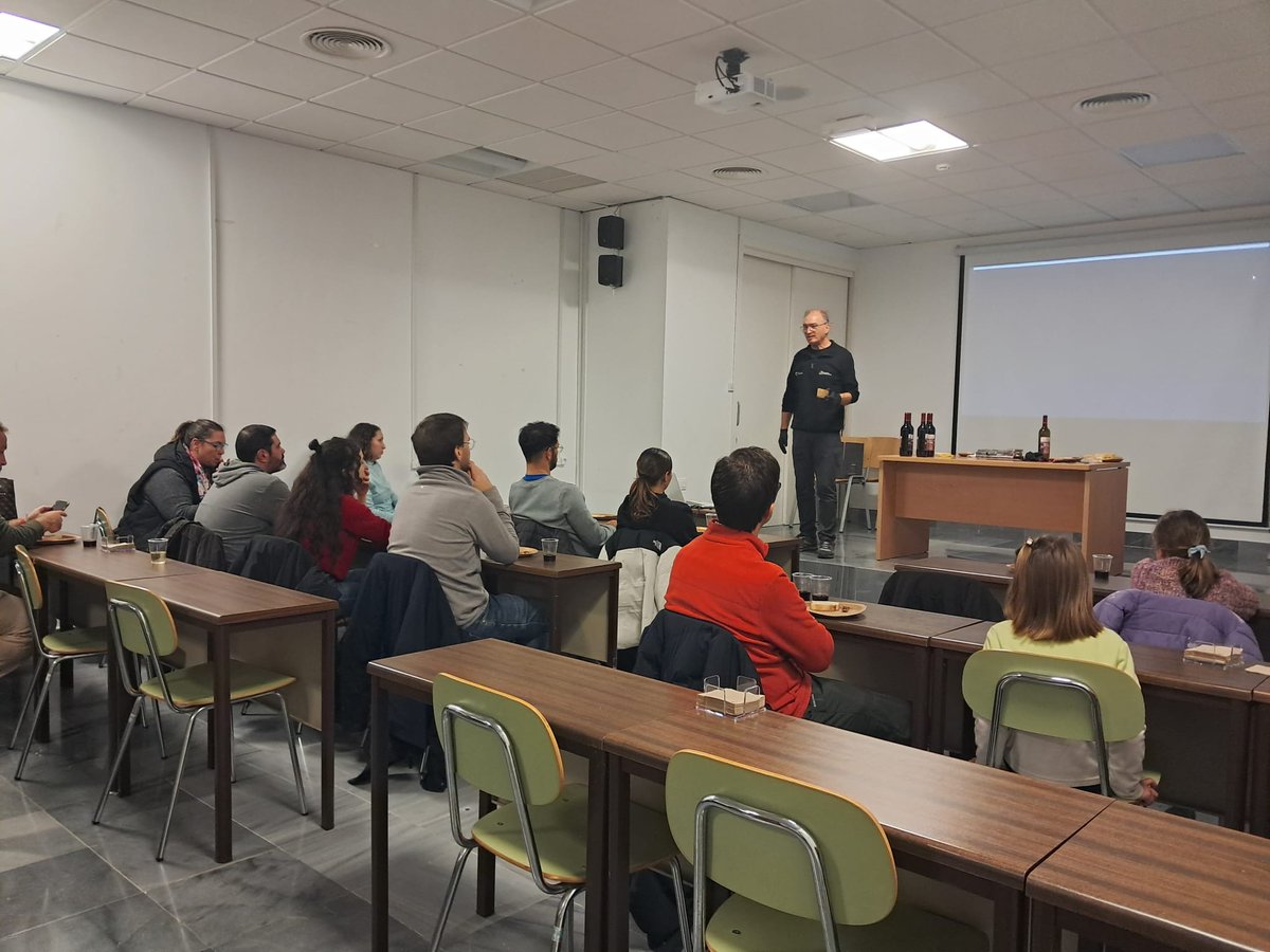 🧀🧀 ¿Todavía no has visitado el Mercado del Queso de Aracena?

😋 Disfruta con la amplia variedad de quesos de toda España y Portugal, con 27 expositores para su degustación.

Y no olvides descargarte la app 'Aracena Activa' para inscribirte en las catas comentadas de hoy. 🤳