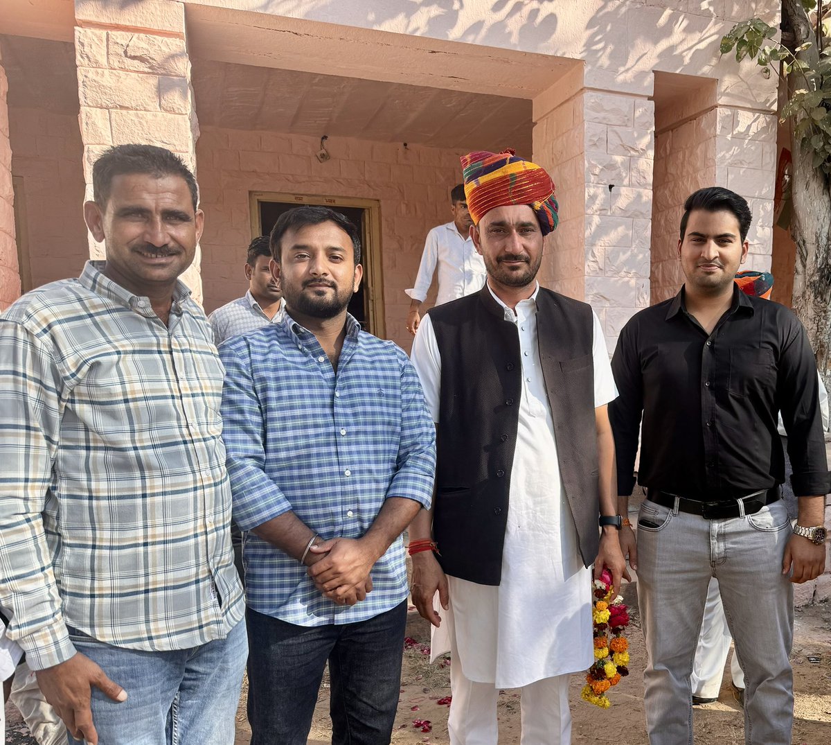 SChatwara's tweet photo. श्री हनुमान जी बांगड़ा को नागौर कांग्रेस जिलाध्यक्ष नियुक्त होने पर उनसे मिलकर बधाई एवं शुभकामनाएं प्रेषित कीं। @HanumanBangra_ https://t.co/1DBvdZSByt