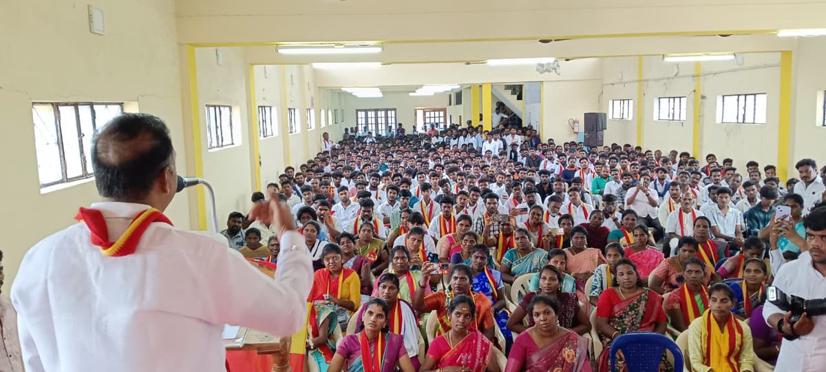 TVKHQ_Kallakuri's tweet photo. மக்கள் விருப்பும் முதல்வர் வேட்பாளர் தமிழக வெற்றிக் கழகத்தின் #தலைவர்
#தளபதி_விஜய் @TVKVijayHQ அவர்களின் அறிவுறுத்தலின்படி,
கழக பொதுச்செயலாளர்
#திரு_என்_ஆனந்த் @TVKPartyHQ அவர்களின் வழிகாட்டுதலின்படி,
பாசமிகு அண்ணன்
#திரு_விஜய்_R_பரணிபாலாஜி #BA_LLB.,
1/4 https://t.co/7kGTWvBcL6