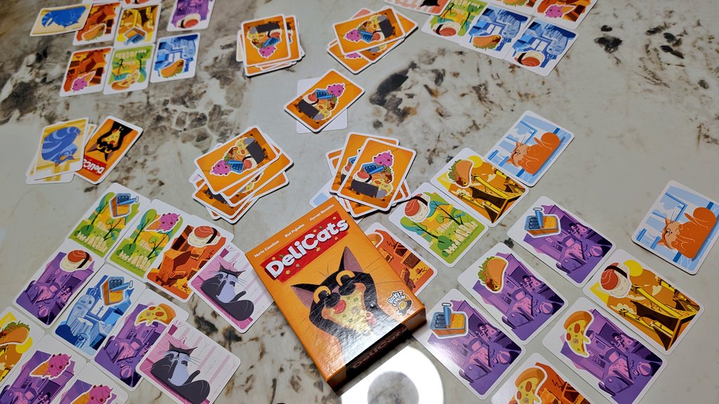 🆕Delicats(<a href="/Honu_Games/">ホヌゲームズ / Honu Games</a>)
猫の場所5ヶ所×好きな食べ物5種を推理する協力ゲーム
連鎖的に全てがわかっていくの論理パズルみがあって爽快だった！
ルールヴァリアントもたくさんあるみたいで何度も遊びたいゲーム🐈‍⬛
#ゲームマーケット2025秋