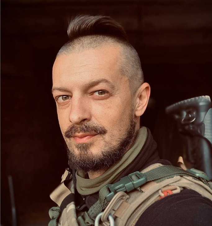 Захищаючи Україну загинув боєць ССО та режисер телешоу "Орел і Решка" Василь Хомко. Він загинув у бою, прикриваючи відхід групи 2 жовтня 2025 р. Йому було 45. Василь був добровольцем від початку повномасштабної війни, від березня 2022 року.                                  Вічна