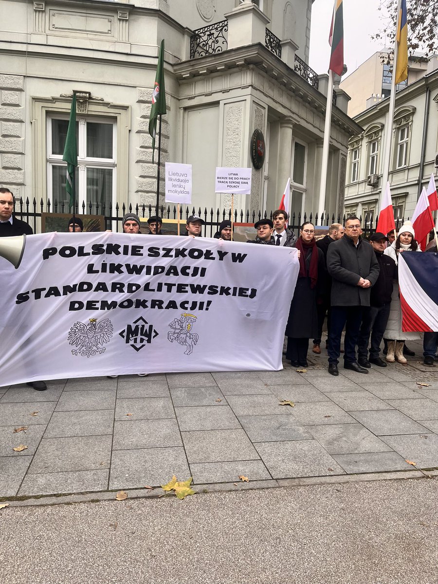 Pod Ambasadą Litwy protestujemy przeciwko zamykaniu kolejnej polskiej szkoły na Litwie,gdzie od lat trwa systemowe prześladowanie naszych rodaków.🇵🇱państwo od lat ma ten temat w poważaniu, poświęcając naszych rodaków dla „dobrosąsiedzkich stosunków”. 
Jeden naród ponad granicami!