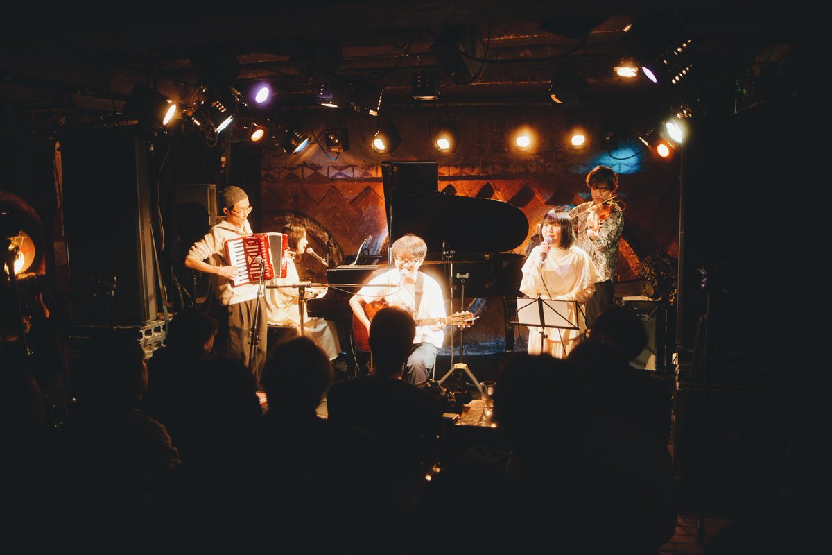 吉祥寺の曼荼羅で石垣翔大[<a href="/show1987/">ショウタ</a>]氏のレコ発ライブを観てきた。
バンドからソロへ活動を変えてから、表現が外向きに、そして氏の芯の部分を見せてもらえてるような感覚があったんだけれども、今日はさらにさらけ出しているなというか、「伝えたい」という気持ちが強い、とても良い夜だった。