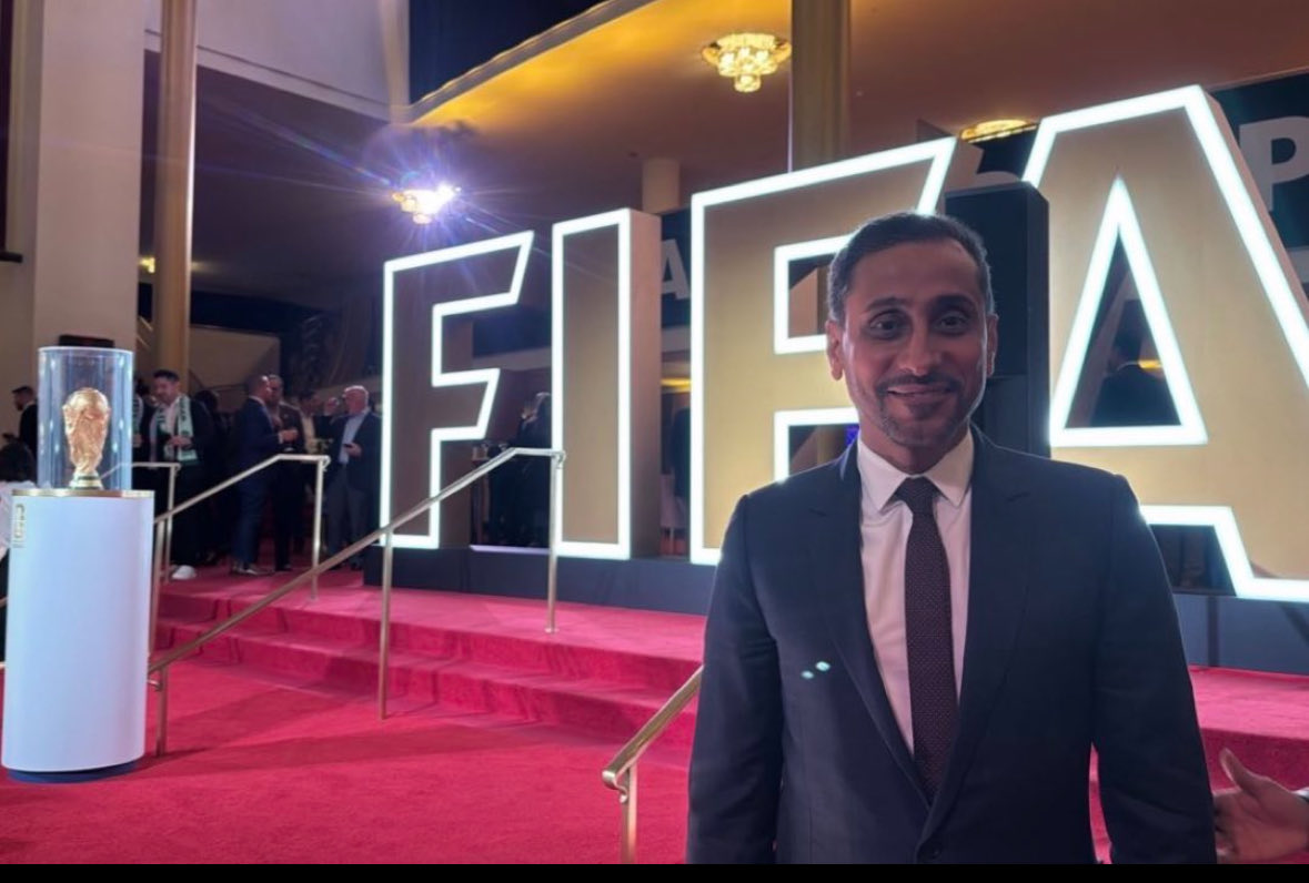 تبادر إلى ذهني تساؤل لماذا فريق الهلال 
ولاعبيه دائماً هم المسيطرين علي جوائز 
الأتحاد الأسيوي حتى دعوة من الفيفا لحضور قرعة كاس العالم تتجه إلى 
لاعبين الهلال دون غيرهم من الاعبين، ياترا لماذا هذه السيطرة الهلالية ! ؟