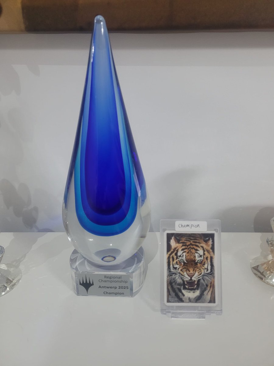 ¡Artist's proof colocada junto a trofeo! 💧😺🏆

Gracias <a href="/ItacaGG/">ÍTACA</a> por el soporte para la carta