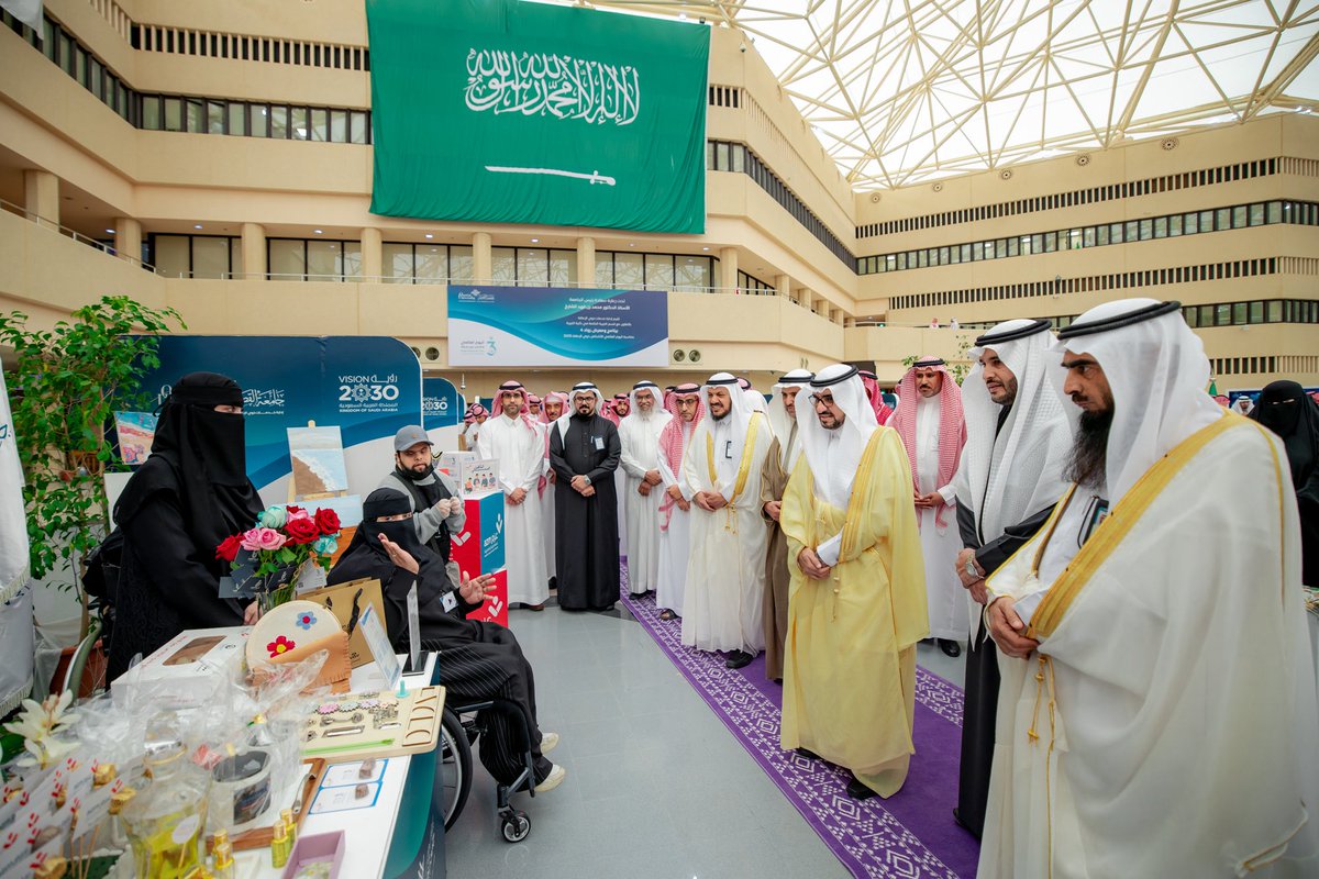 QassimUniv1's tweet photo. احتفاءً بـ #اليوم_العالمي_للأشخاص_ذوي_الإعاقة..

افتتح سعادة رئيس #جامعة_القصيم برنامج ومعرض «رواد 4»، متضمّنًا 21 ركنًا لاستعراض المبادرات النوعية والخدمات المقدمة لمختلف فئات الأشخاص ذوي الإعاقة، وإبراز منجزاتهم ومهاراتهم، إلى جانب عدد من المحاضرات الإثرائية، بحضور سعادة وكلاء الجامعة في البهو الرئيس بالمدينة الجامعية.
