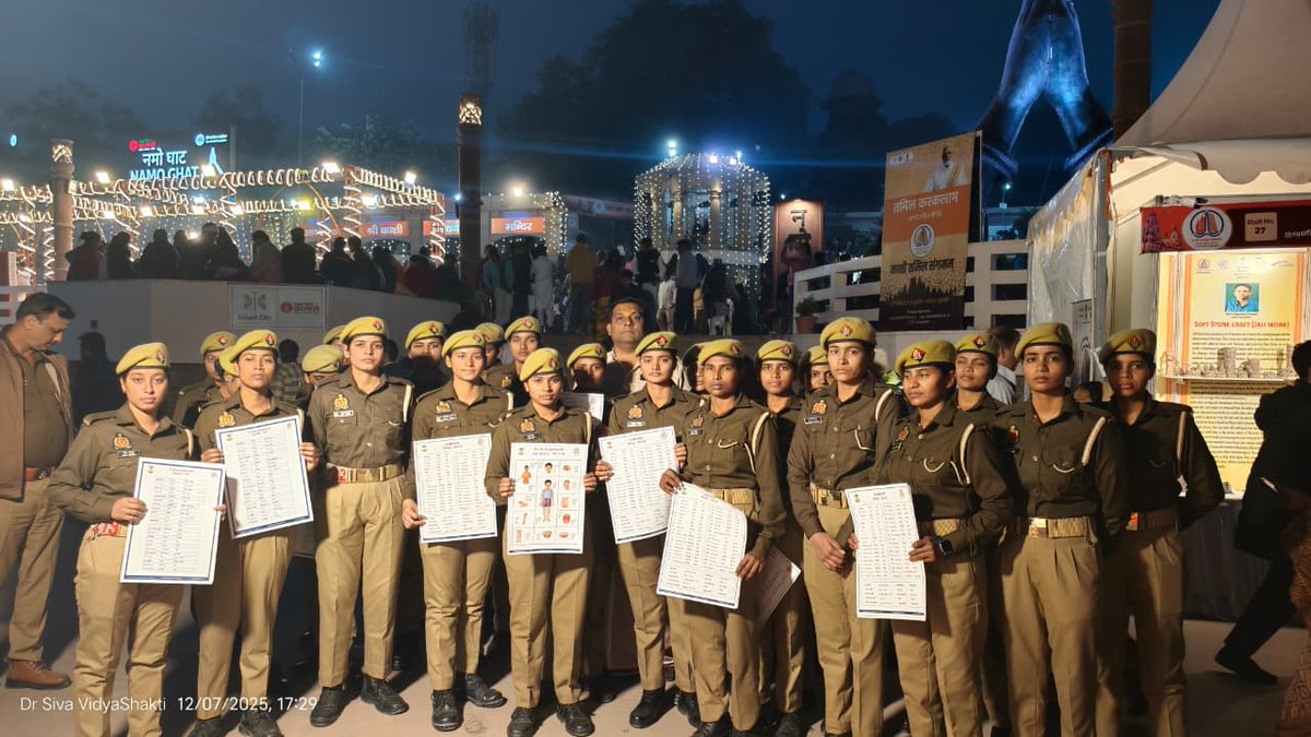 vidhya_shakthi's tweet photo. DAY 6:Kashi Tamil Sangamam 4.0

Honouring the police team for their service and their enthusiasm to learn Tamil at our stall! 
@iitmadras   @Uppolice @EduMinOfIndia @basicshiksha_up 
#UPPolice  #PoliceTeam #KashiPolice #ServiceAndDuty #KashiTamilSangamam #TamilKarkalam https://t.co/M2UqaM3lRg