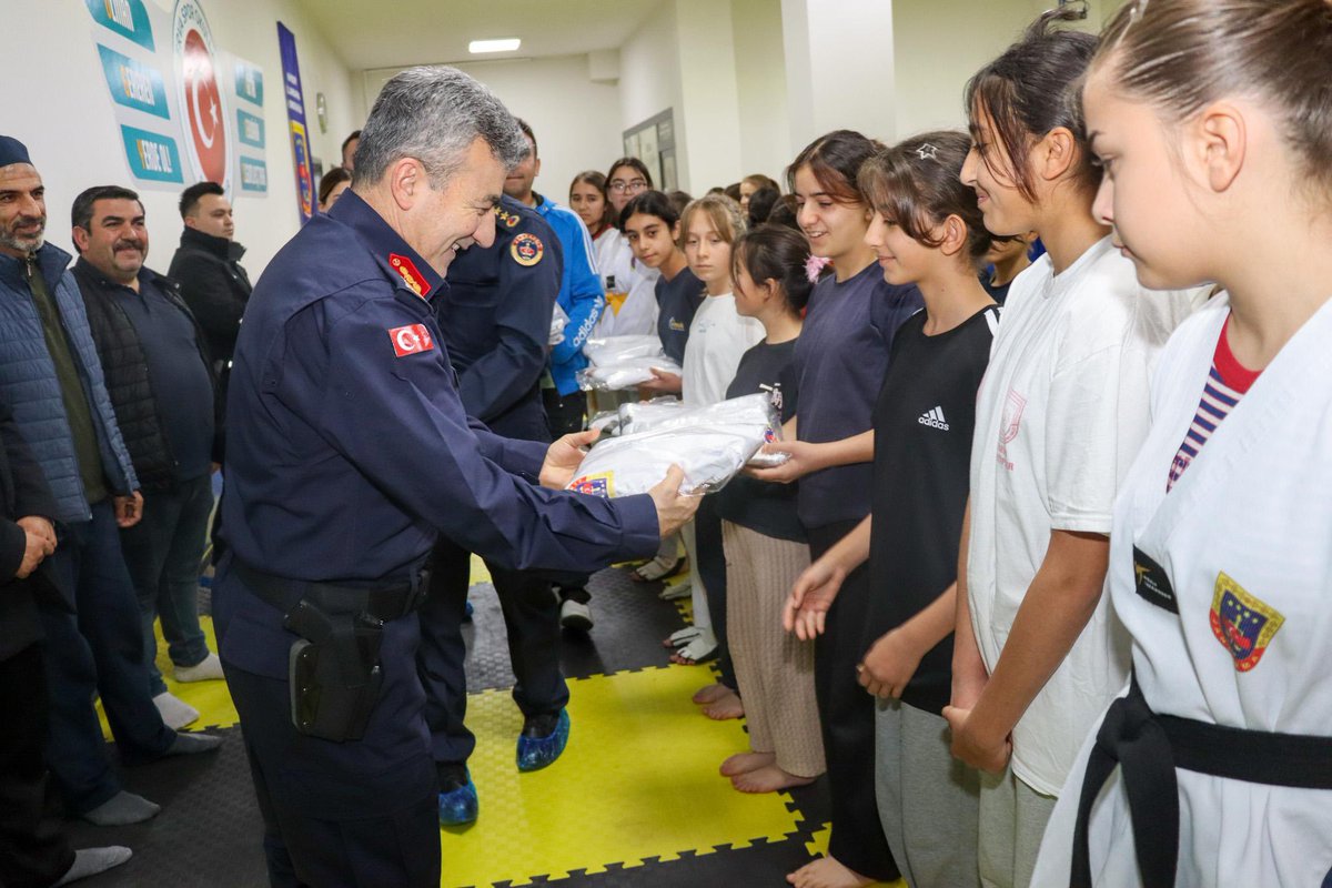 KayseriJandarma's tweet photo. İl Jandarma Komutanı Tuğgeneral  Sayın Bilgihan YEŞİLYURT ve İl Jandarma Komutan Yardımcıları ile Talas İlçe J.K. tarafından ERVA Talas Spor Okulu öğrencilerine ziyaret gerçekleştirilmiş olup, öğrencilere Taekwondo elbiseleri dağıtılarak başarı dileklerinde bulunulmuştur! https://t.co/jwgIcPfe5X