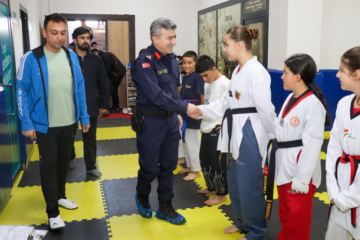 KayseriJandarma's tweet photo. İl Jandarma Komutanı Tuğgeneral  Sayın Bilgihan YEŞİLYURT ve İl Jandarma Komutan Yardımcıları ile Talas İlçe J.K. tarafından ERVA Talas Spor Okulu öğrencilerine ziyaret gerçekleştirilmiş olup, öğrencilere Taekwondo elbiseleri dağıtılarak başarı dileklerinde bulunulmuştur! https://t.co/jwgIcPfe5X