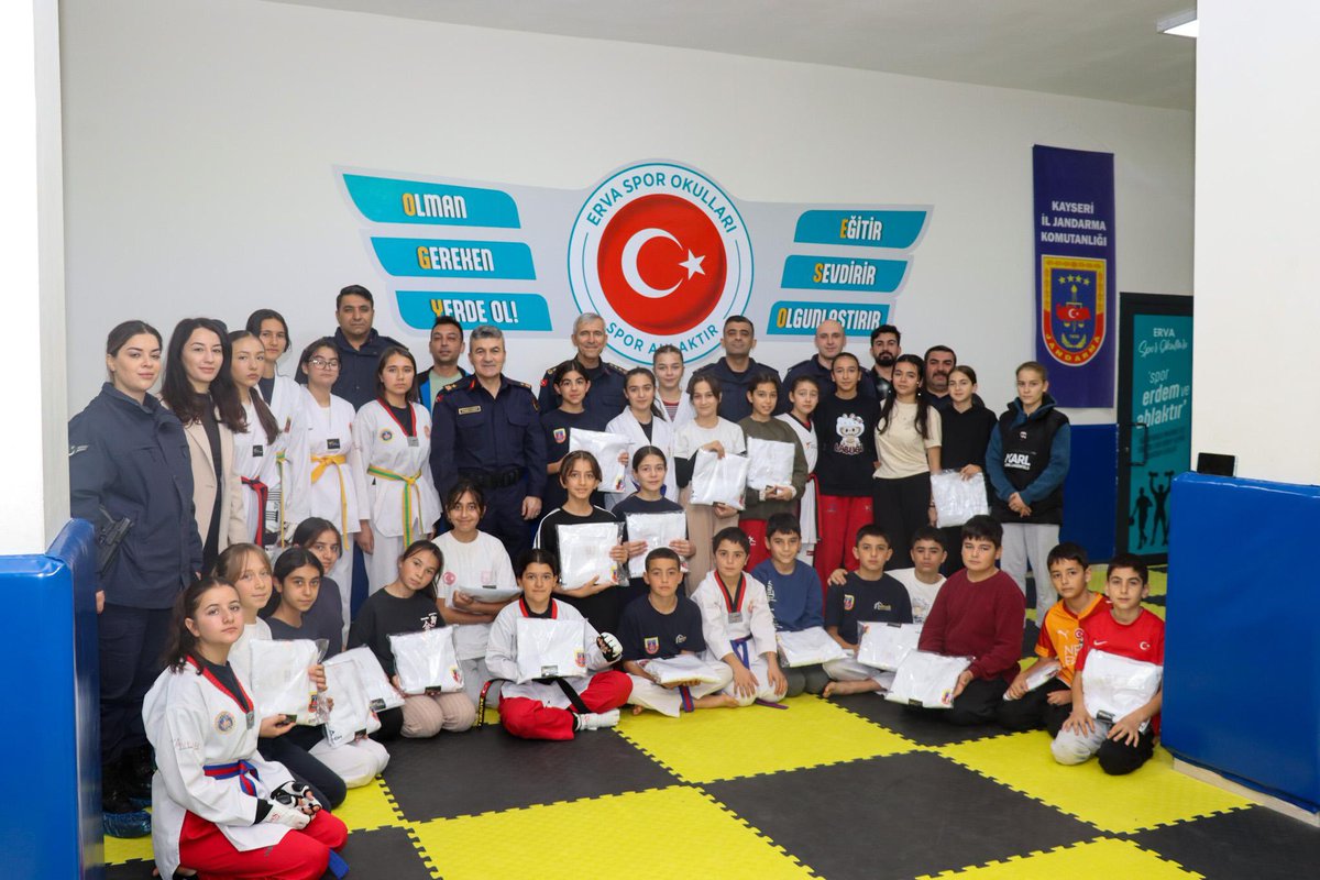 KayseriJandarma's tweet photo. İl Jandarma Komutanı Tuğgeneral  Sayın Bilgihan YEŞİLYURT ve İl Jandarma Komutan Yardımcıları ile Talas İlçe J.K. tarafından ERVA Talas Spor Okulu öğrencilerine ziyaret gerçekleştirilmiş olup, öğrencilere Taekwondo elbiseleri dağıtılarak başarı dileklerinde bulunulmuştur! https://t.co/jwgIcPfe5X