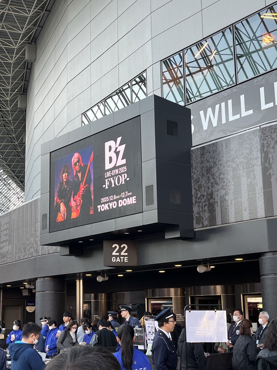 jon_commit's tweet photo. B’z 2日目参戦してきました🙌
前の女の人がハンカチを両手で目に当てて号泣😭
なんでか知らんけどこっちももらい泣き😂

B’zさんはフリートークも面白いんだね

最高の LIVEでした
ありがとー✨ https://t.co/QK1NKQEADX