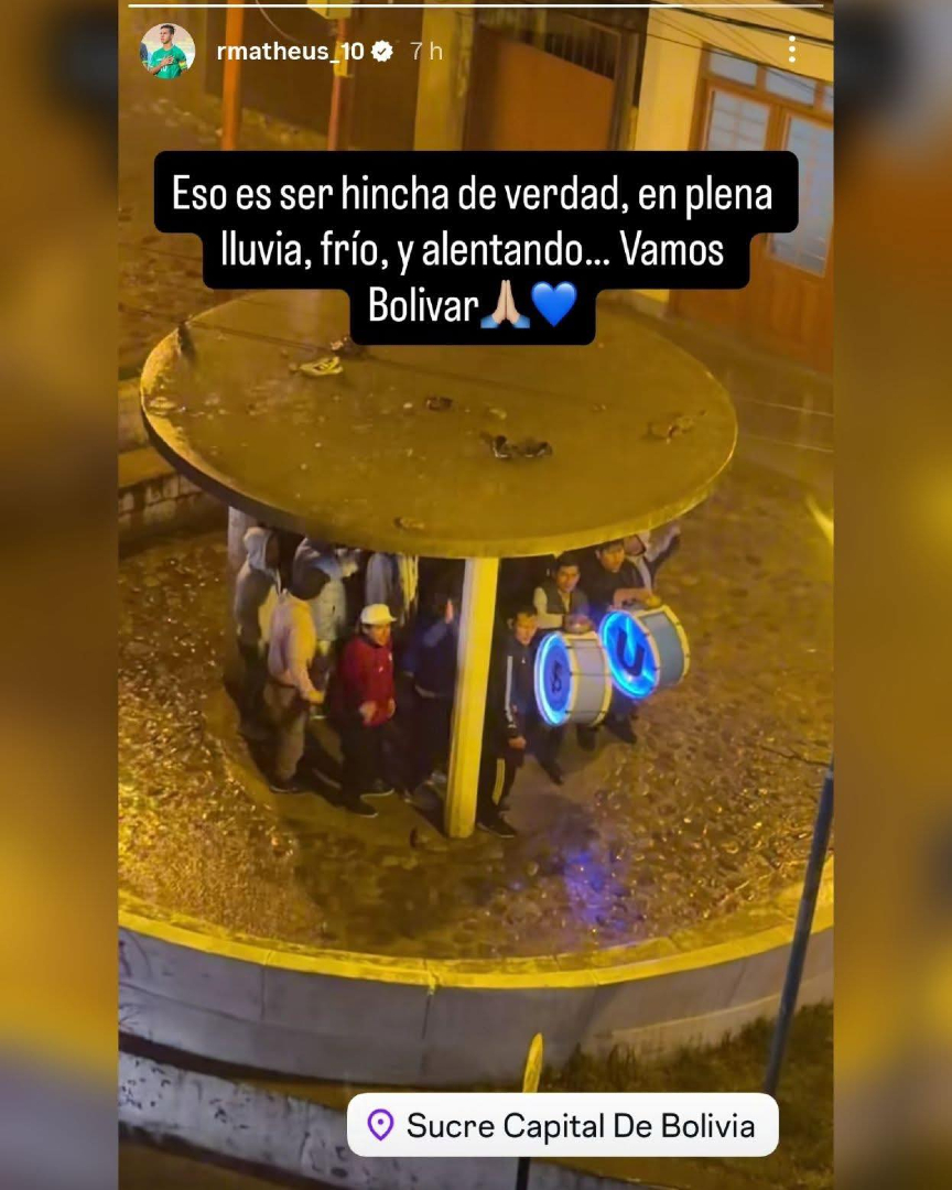 LaRazon_Bolivia's tweet photo. ⚽Robson Matheus resaltó en sus redes la presencia de los hinchas de #Bolívar, quienes, bajo una intensa lluvia, acudieron hasta la puerta del hotel donde concentra el plantel en Sucre para brindarle su aliento. 
#Bolívar #RobsonMatheus 
@Marcas https://t.co/8qaVyEftbF