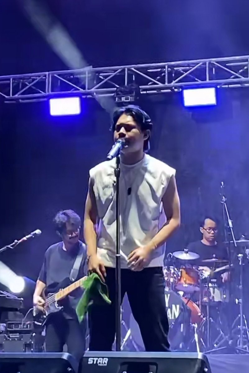 Buset makin makin aja itu bisep nya gue liat liat