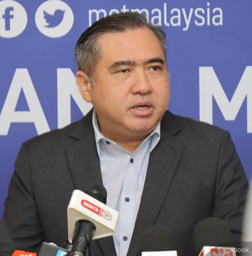 NewsBFM's tweet photo. Transport Minister Anthony Loke has urged housing developers to reduce parking bays in new housing projects near public transport stations.

Loke said the existing standard of one or two bays per unit inflates development costs and, consequently, property prices.

🧵1 https://t.co/obGc8FNPdH