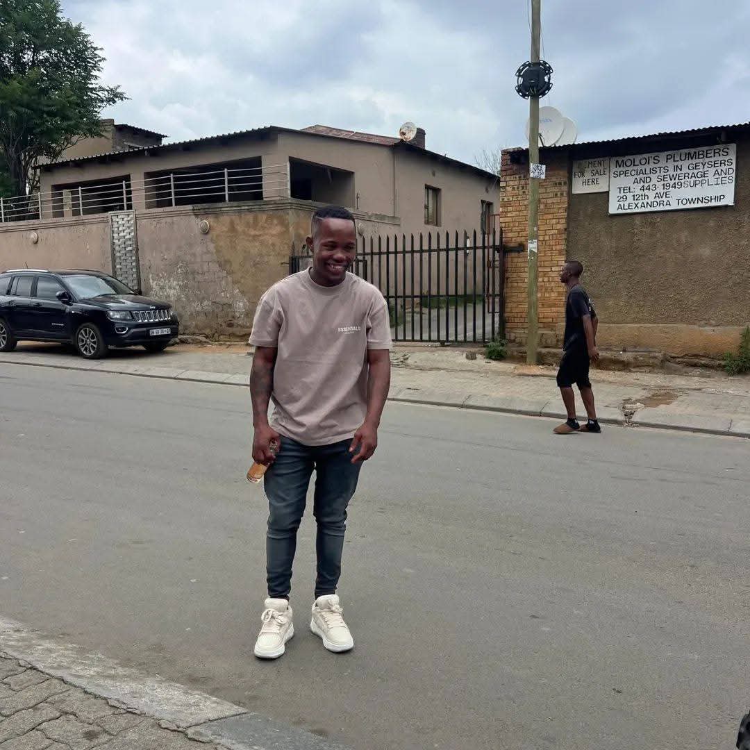 The Alexandra community is mourning the death of Tebogo “Roto” Maphosa, who was reportedly stabbed and died at the scene.

According to friends, the incident involved the mother of his child, who has not yet been located.
“Our hero has fallen,” one close friend said. “They had