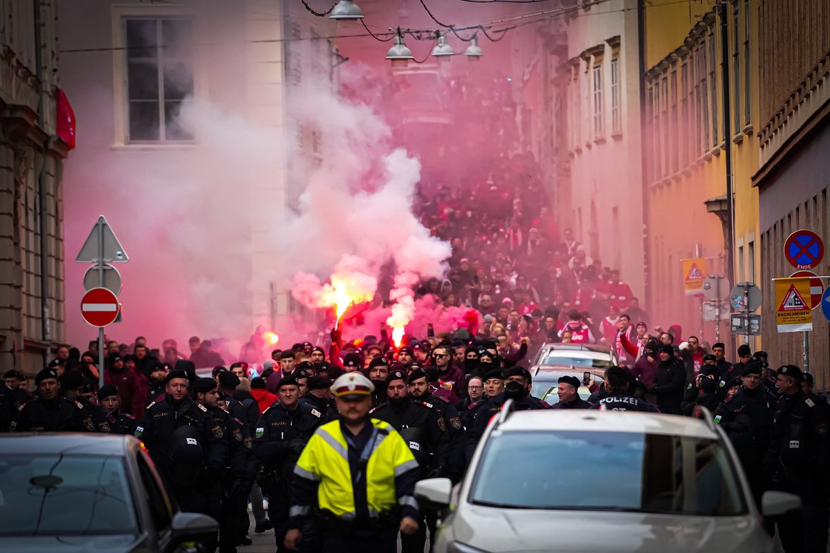 Esterreicherr's tweet image. Einsatzeinheit Dachstein bei der Sicherung des Fanmarsches der GAK-Fans am 07.12.2025.

#STUGAK #Graz #GAK #Sturm #Derby #Ultras