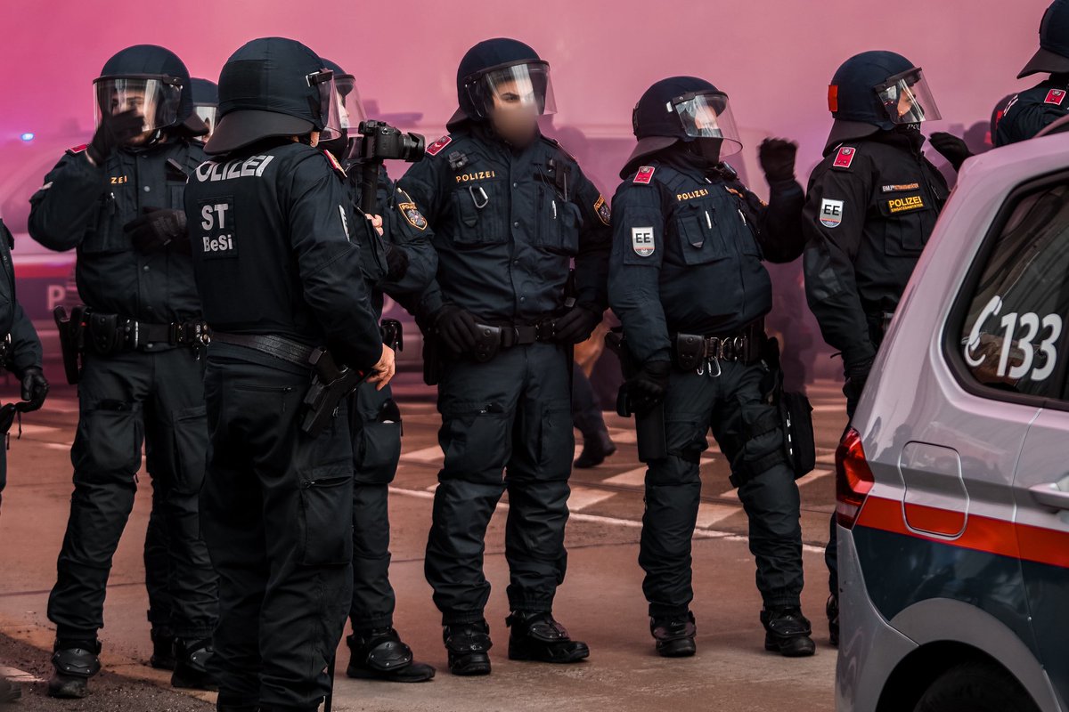 Esterreicherr's tweet image. Einsatzeinheit Dachstein bei der Sicherung des Fanmarsches der GAK-Fans am 07.12.2025.

#STUGAK #Graz #GAK #Sturm #Derby #Ultras