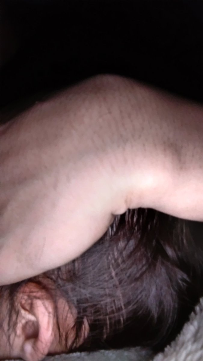 寝る時まで親父に抱っこされて、そのまま寝た次男。