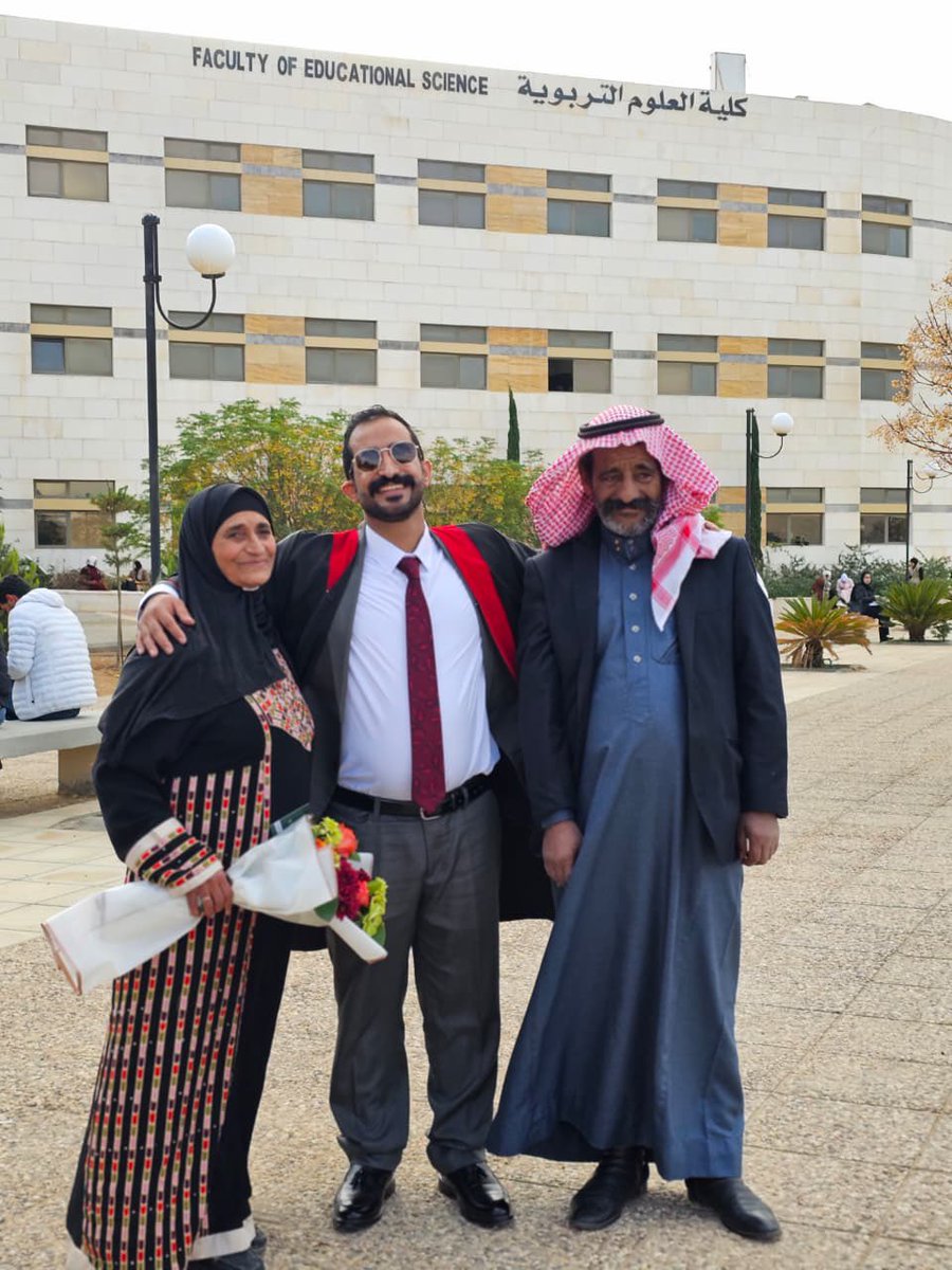 a_almhamed's tweet photo. الحمدلله من قبل ومن بعد
نوقشت اليوم رسالة الماجستير الموسومة ب إرشاد الطلبة عن بعد: التحديات التي يواجهها المرشدون من وجهة نظر المرشدين والمشرفين- دراسة نوعية. 
اشكر كل من شاركني فرحتي من قريب ومن بعيد ❤️❤️❤️ وبكره تكون حفلة تخرجي والدعوه عامه للجميع/ الموقع؛ البيادر- طريق الطهير https://t.co/tFdfIry2HS
