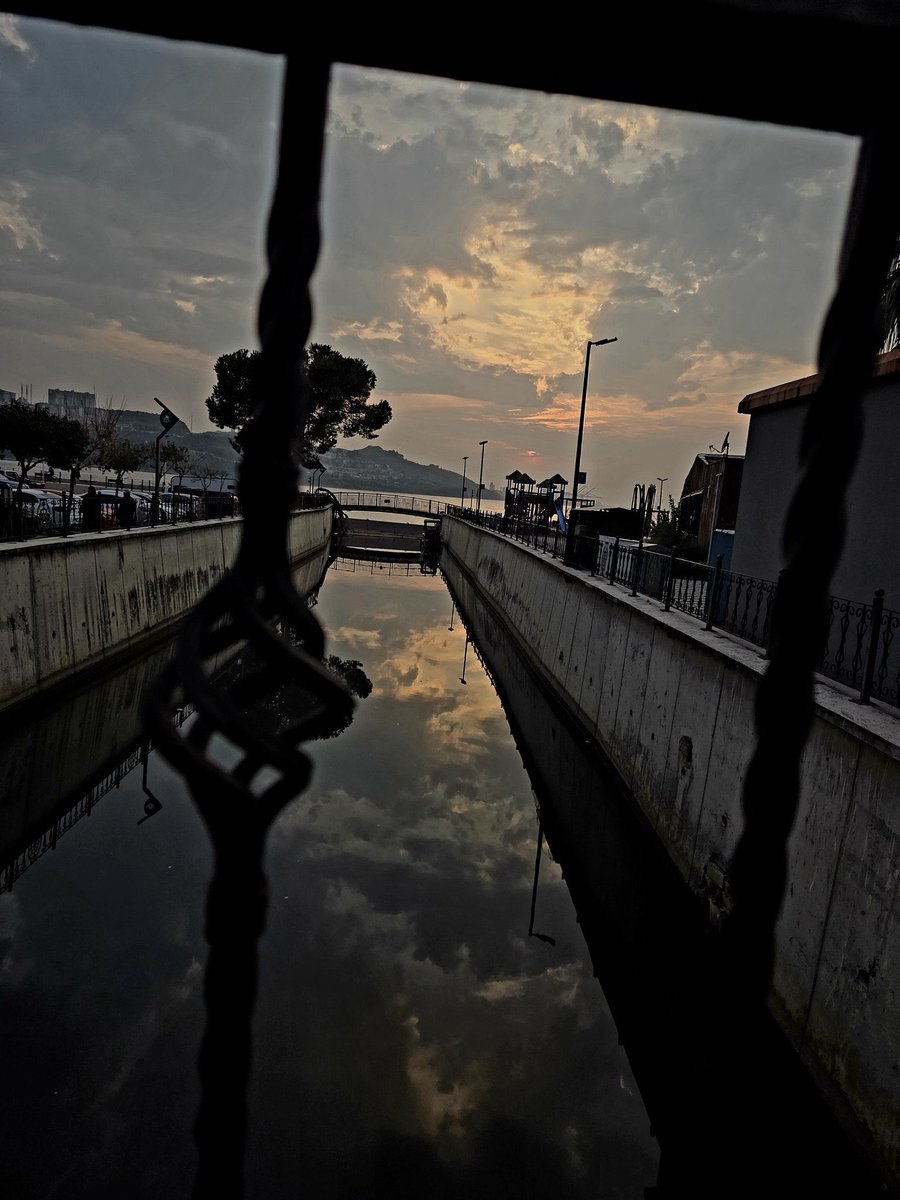 Zülüflerini sağa sola savurma ey yâr,
Her bir telinde bin tehlike var.