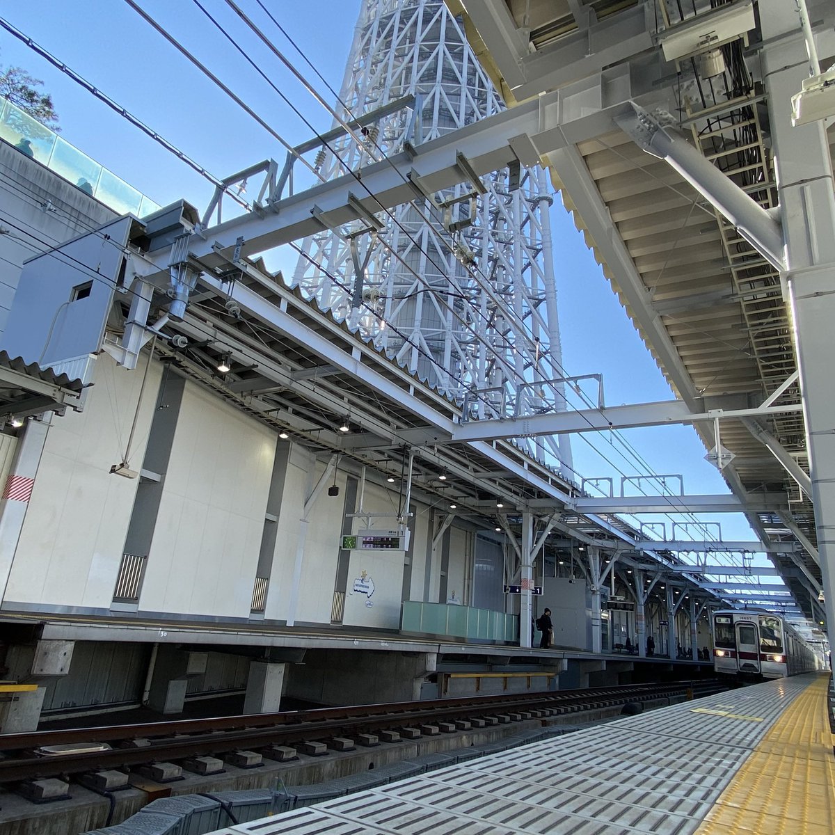 kane_taro_'s tweet photo. きょう12/7から、とうきょうスカイツリー駅の下りホームが新しくなったので見てきました/ •∀• \！
新ホームへの切り替えに伴い、言問通りをまたぐ慣れ親しんだ旧ホームとはお別れです…今までどうもありがとう✨ https://t.co/HNsyJlWjmB
