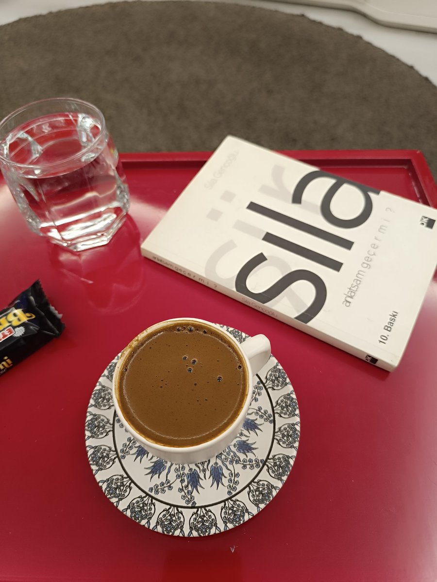 Anne baba evindeysen; bir uyanırsın, hayat çoktan başlamış, mutfak ışığı yanmıştır.
Kendi evindeysen; hayat başlamak için senin uyanmanı bekler.
O ışığı açan sen olursun...
#pazarkahvesi ☕🤎