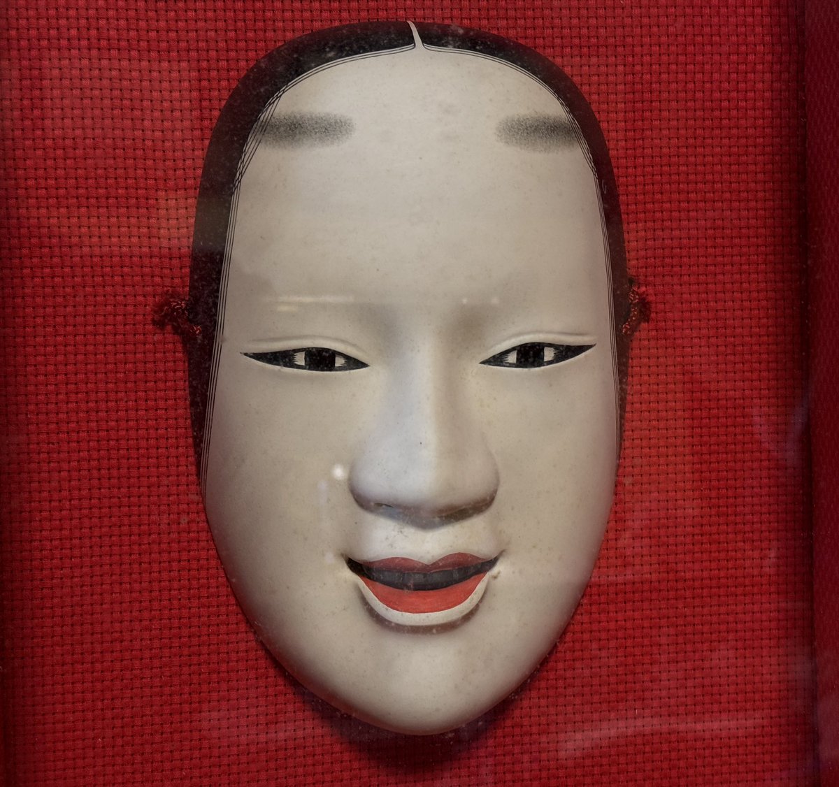 古民家にあった能面です。 小面(こおもて)という最も若い女性の表す面
