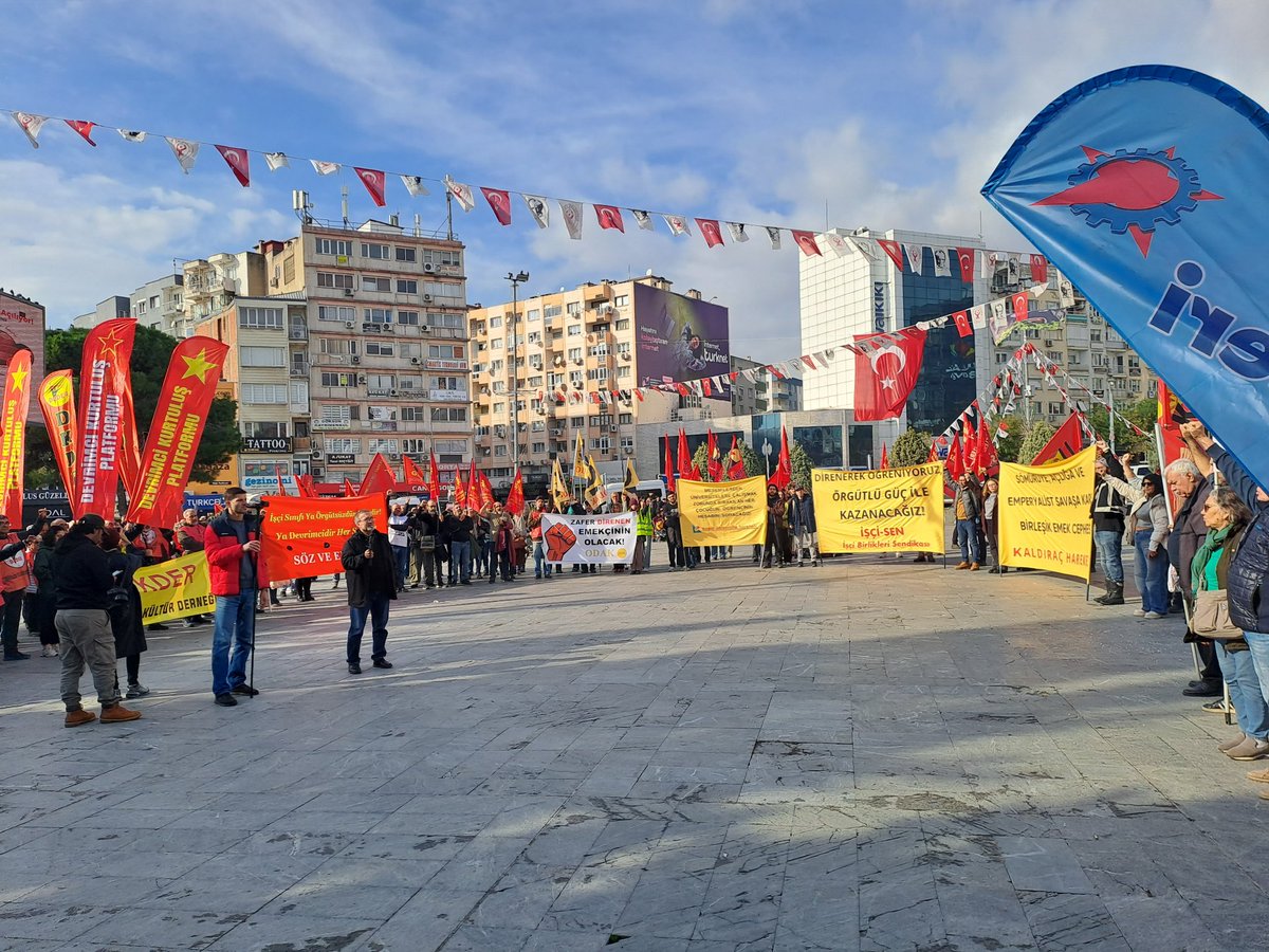 Deri Tekstil Kundura İşçileri Derneği Bornova’daki 7 Aralık İşçi Emekçi Emekli Buluşması'nda "Köle değil işçiyiz birleşince güçlüyüz!" pankartı ile alandaydı.

Karanlık atölyelerden aydınlık alanlara çıkacağız!