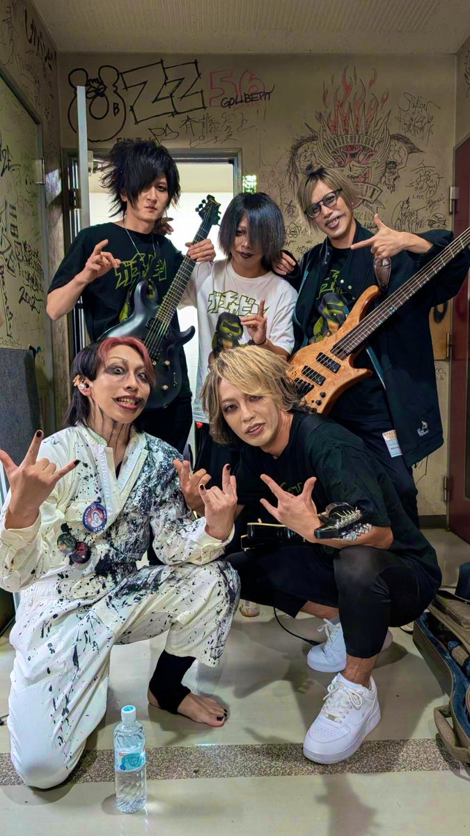 金沢AZありがとうございました！

僕らは演者側で派手な照明に照らされて輝いてみえるかもしれない。

でもステージから見えるあなた達の笑顔は

いつもそれ以上に本当に眩しいんんだよね！

僕らを照らしてくれてありがとう！

最高だった！また会おうね！