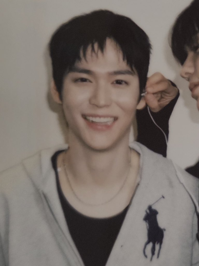 แพ้ลุคนี้ทรงนี้มากยิ้มหวานใส่สร้อยผมดำใส่เสื้อโปโลราล์ฟลอเรน เหมือนพระเอกหนังวัยรุ่นมาก