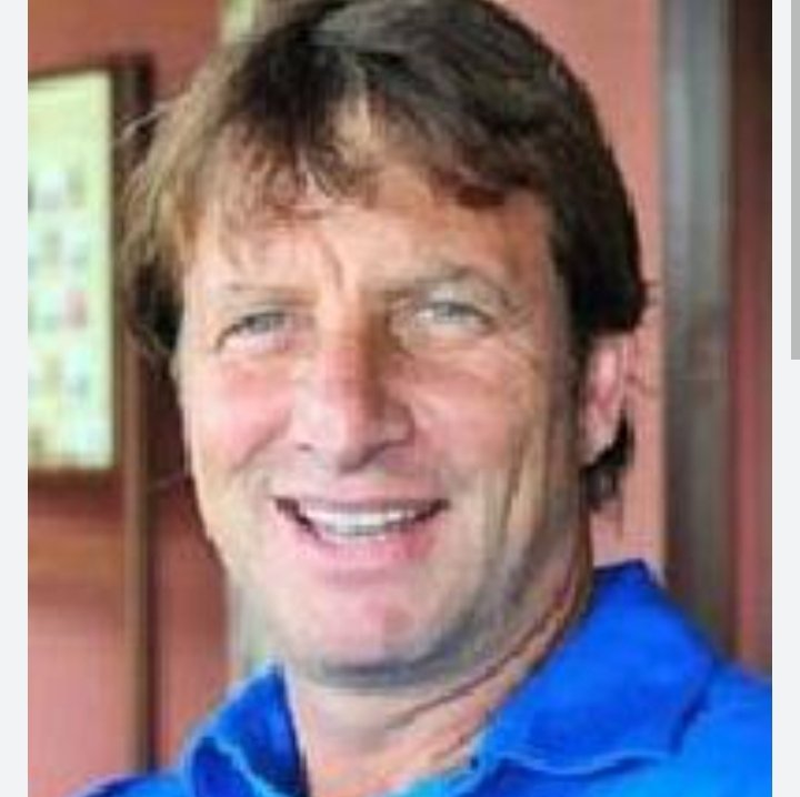 Futbolcu geçmişi yok...
Gazeteci değil...
Genel kültürü tahsili desen, o da yok..
Dünyadaki tek vasfı Hülya Avşar'dan nafaka almak olan bir sünepe ama çıkıp, vergisini bizim verdiğimiz devletin <a href="/trtspor/">TRT Spor</a> kanalında ahkâm kesiyor. Kimsin lan sen ?