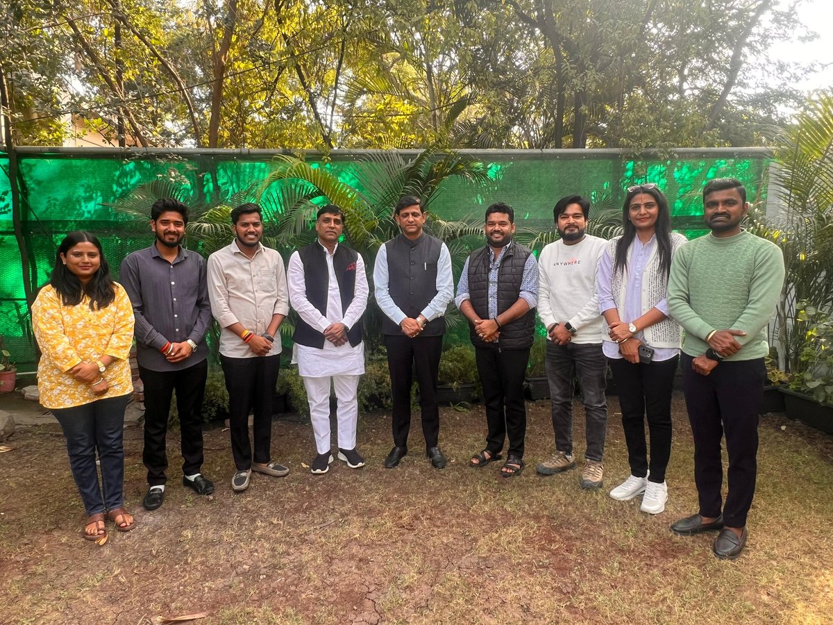 advpushyamitra's tweet photo. ‛वन नेशन, वन इलेक्शन’ की टोली के सदस्यों के साथ आगामी कार्यक्रमों हेतु सविस्तार विचार-विमर्श...

देश के सबसे स्वच्छ शहर इंदौर के युवाओं को ‛एक राष्ट्र, एक चुनाव' के बहुआयामी सकारात्मक पक्षों की जानकारी देने के उद्देश्य से, शहर में भविष्य में आयोजित किए जाने वाले कार्यक्रमों हेतु आज महापौर सचिवालय पर ‛वन नेशन, वन इलेक्शन’ की टोली के सदस्यों के साथ सविस्तार विचार-विमर्श किया गया।

इस अवसर पर प्रदेश टोली के डॉ. रोहिन रॉय जी सहित छात्र नेताओं की उत्साहजनक उपस्थिति रही।