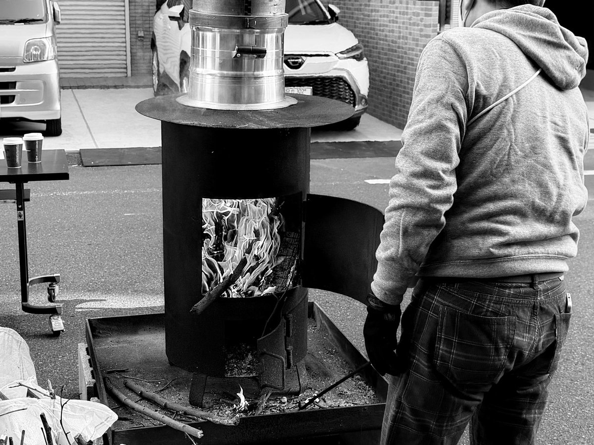 今日は町内の餅つきで、朝から、準備→餅つき→配布→片づけ→飲み会→飲み会→飲み会、という感じで一日がおわった。