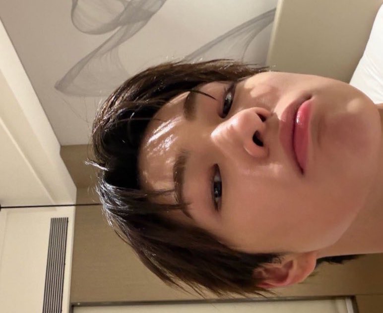 vintagedjesus's tweet image. keonho and his love for close up selcas you are just about the silliest boy i've ever seen