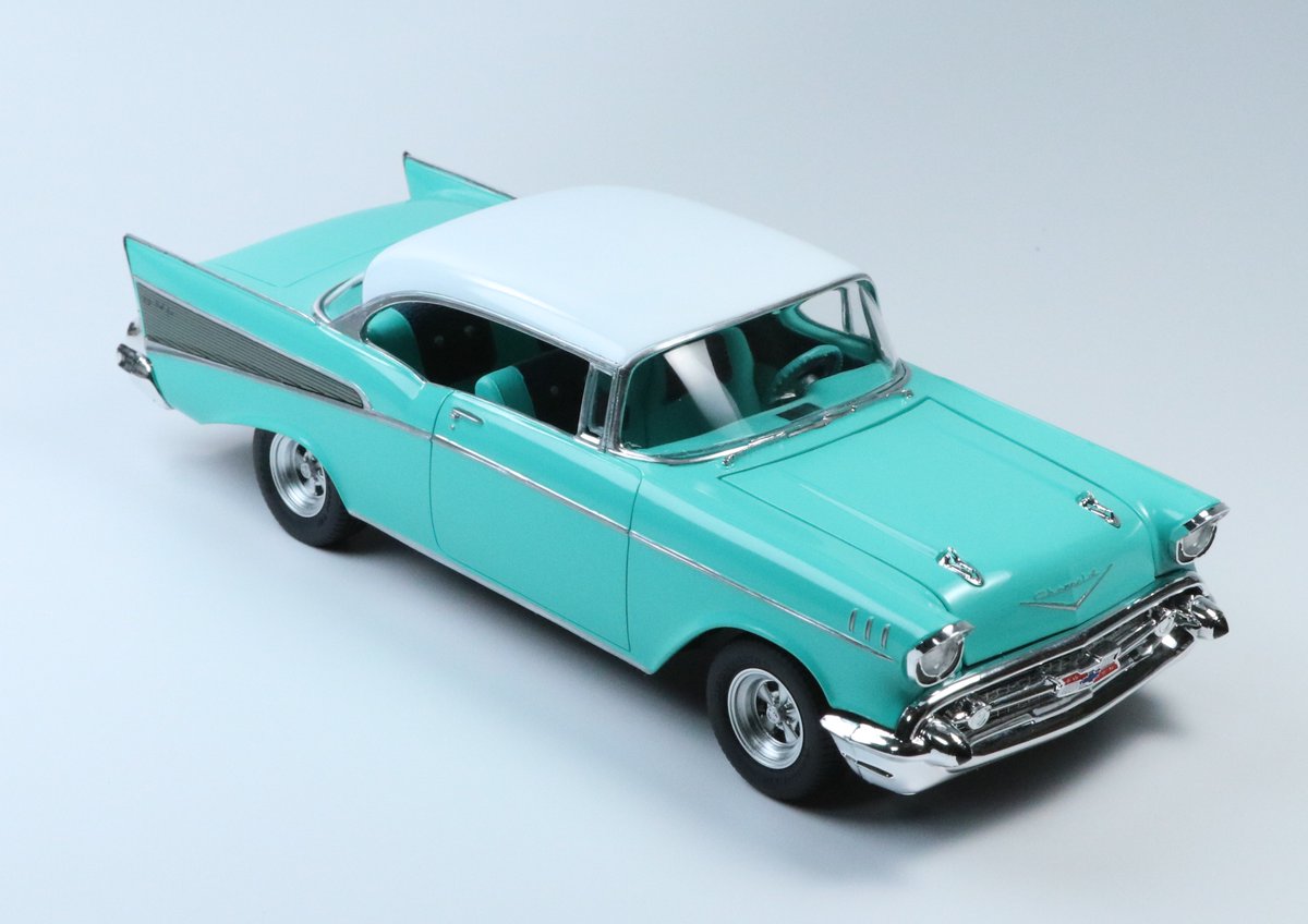 THeppokorin's tweet image. #amt 1/25 Bel Air  
白背景。ホコリとる程度で特に研ぎ出しもせず、マスキング無のメッキマーカー仕上げ。
こちらの画像はだいぶ明るくなってしまいました。
照明あてすぎたかな。
 #アメリカンカープラモ