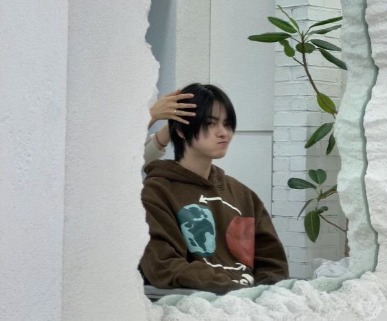 iriochyo's tweet image. 𐙚⋆.˚ a thread proving you why leo isn’t the misogynist you think he is , with proofs that he’s very loving and nice to women and how he really doesn’t care about toxic masculinity at all .