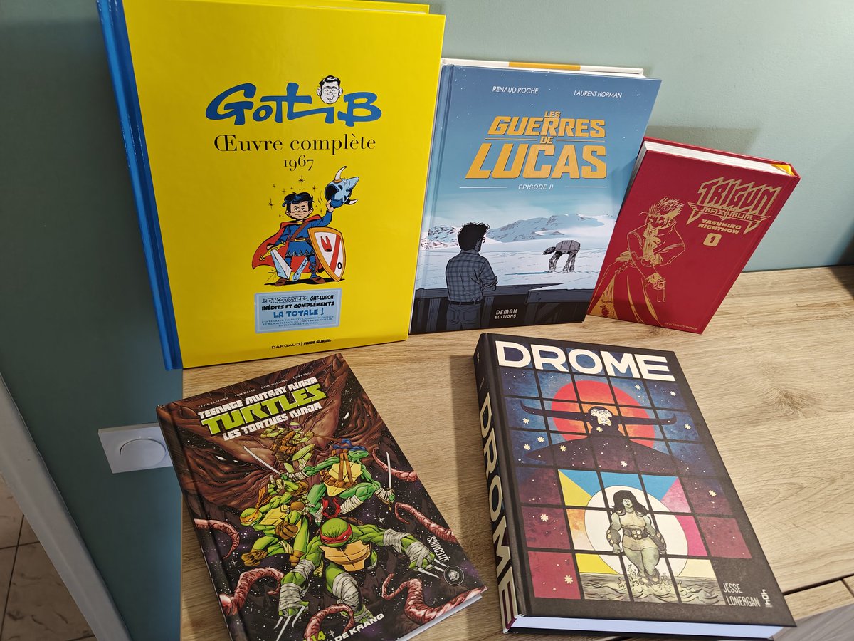 ArtsNarratifs's tweet photo. Les #lecturesdelasemaine avec de gros morceaux : magnifique #Drome, amusant #lesguerresdelucas2, du #TrigunMaximum, du #TMNT et le début de l'intégrale #Gotlib ❤️ https://t.co/f2g1BMLWsC