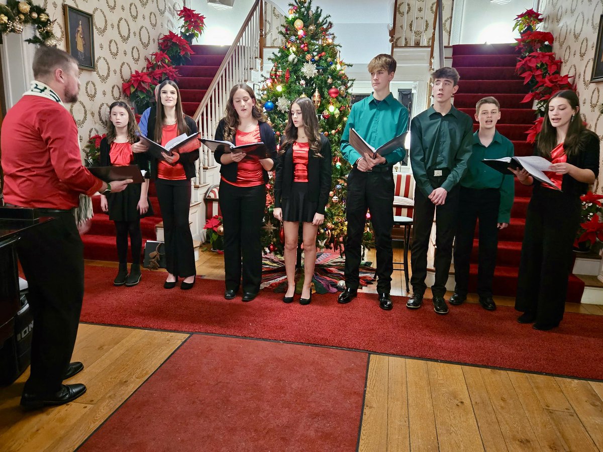 FunCenterChords's tweet image. Pics from out annual “Caroling at Malabar Farm” event last night! Always one of our favorites!! 🎅🏻