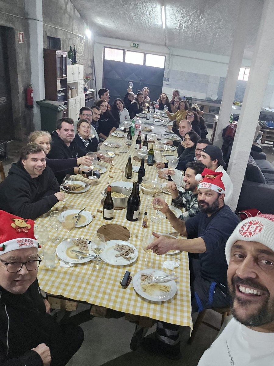 Legado_Zeca's tweet photo. Somos o conjunto das gentes que nos rodeiam, parcela por parcela a fórmula constrói-se e o resultado é sempre positivo. O registo possível dos que representam uma ínfima parte de tantos que pertencem a este Legado que vai muito para além do Vinho! 
#AlmoçodeNatal2025 https://t.co/rLV5soEVaA