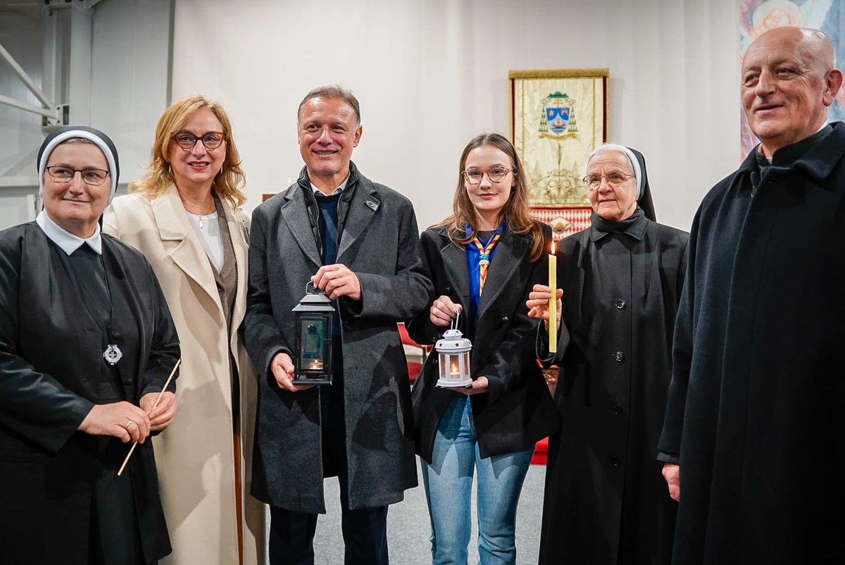 HDZ_HR's tweet image. Betlehemsko svjetlo mira i ove je godine uoči Božića stiglo u 🇭🇷. Povorku s 300 izviđača dočekao je ispred Zagrebačke katedrale, već 9. put zaredom, PHS Gordan Jandroković: Poruke #mir, ljubavi, nade, zajedništva i vjere danas su potrebnije nego ikad. Više na ➡️