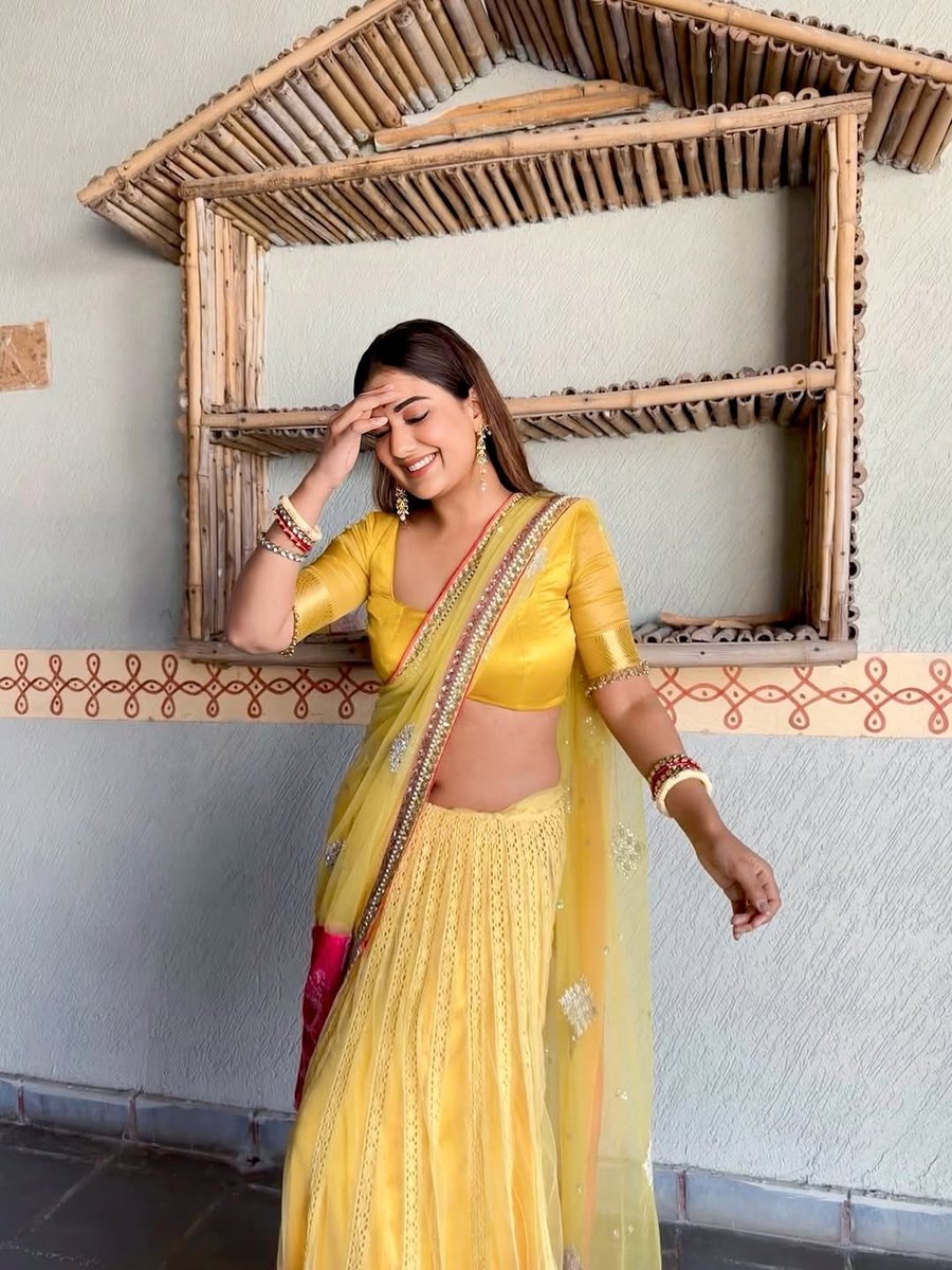 indian_beautee's tweet photo. Stunning 😍💛

Natasha 💫😘 

#Natashasingh
#NavelGlow https://t.co/KVUG9rn2KB